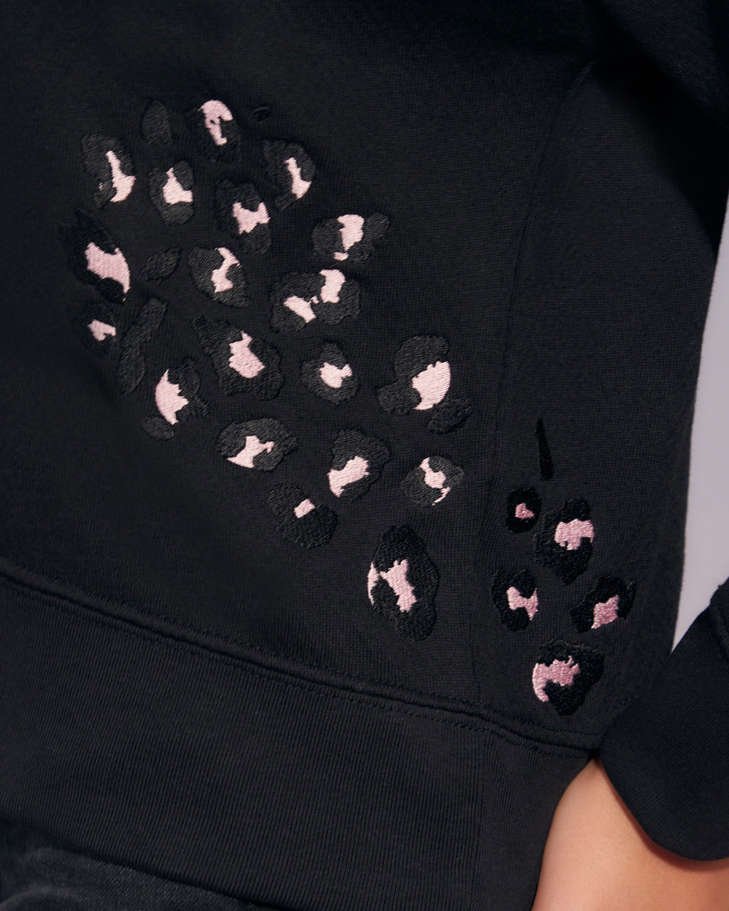 Leopard Embroidered Cropped Sweatshirt Black