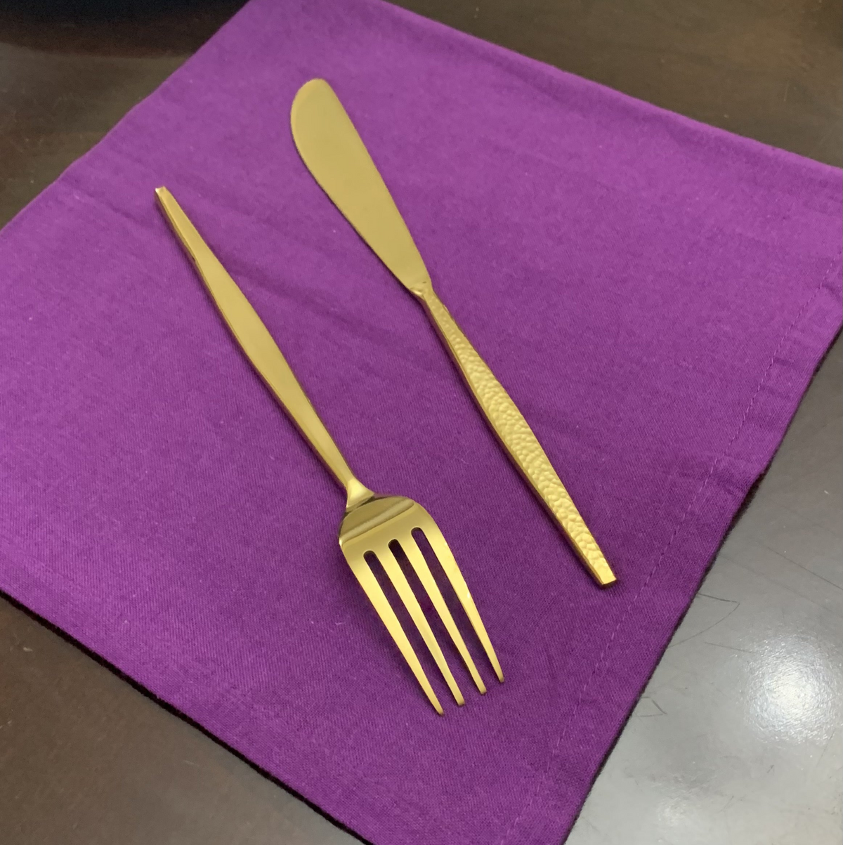 Vibhsa 20 Piece Gold Flatware Set, Service for 4-Hammered