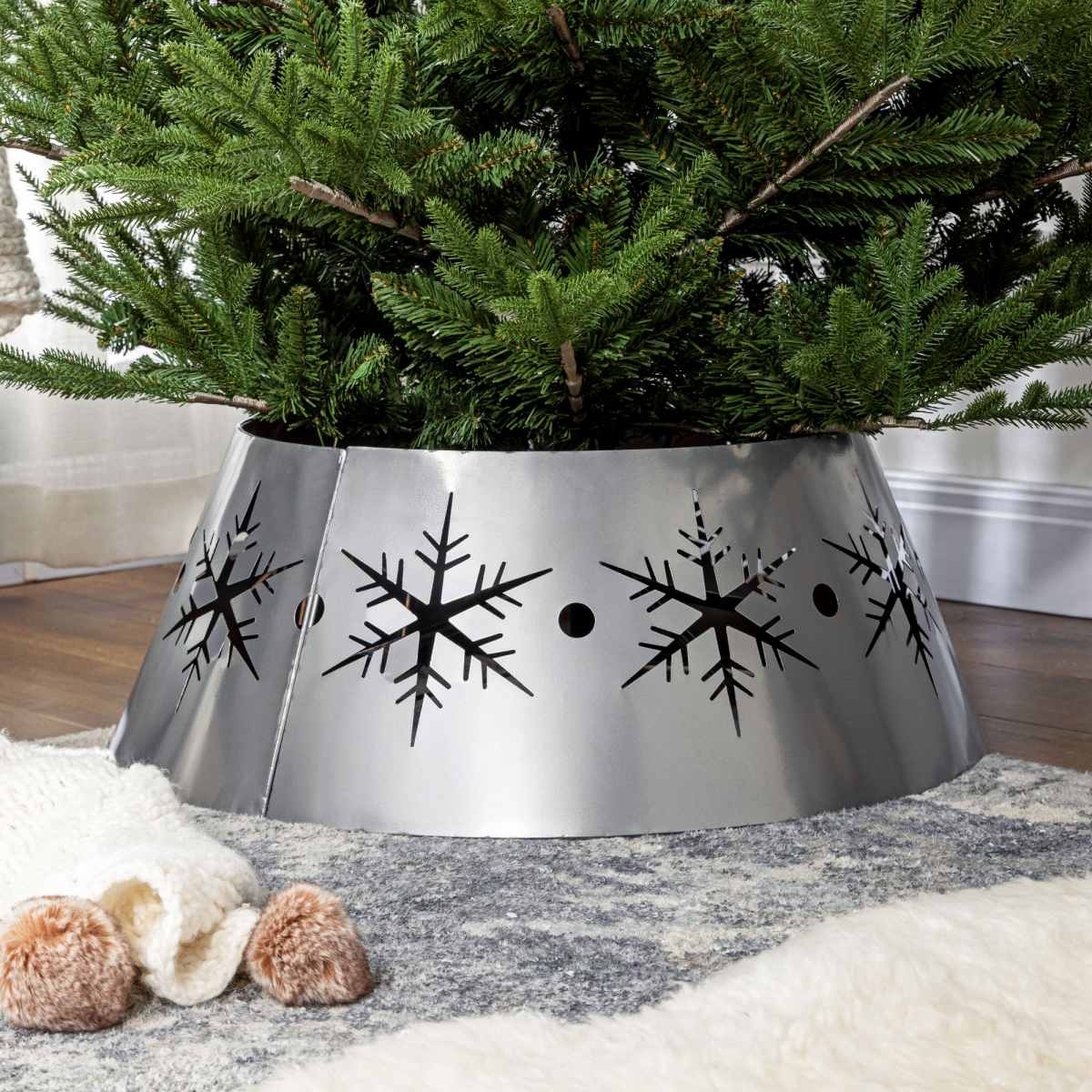 HOMCOM Christmas Tree Base Cover with Hollow Snowflake Patterns Xmas Decoration