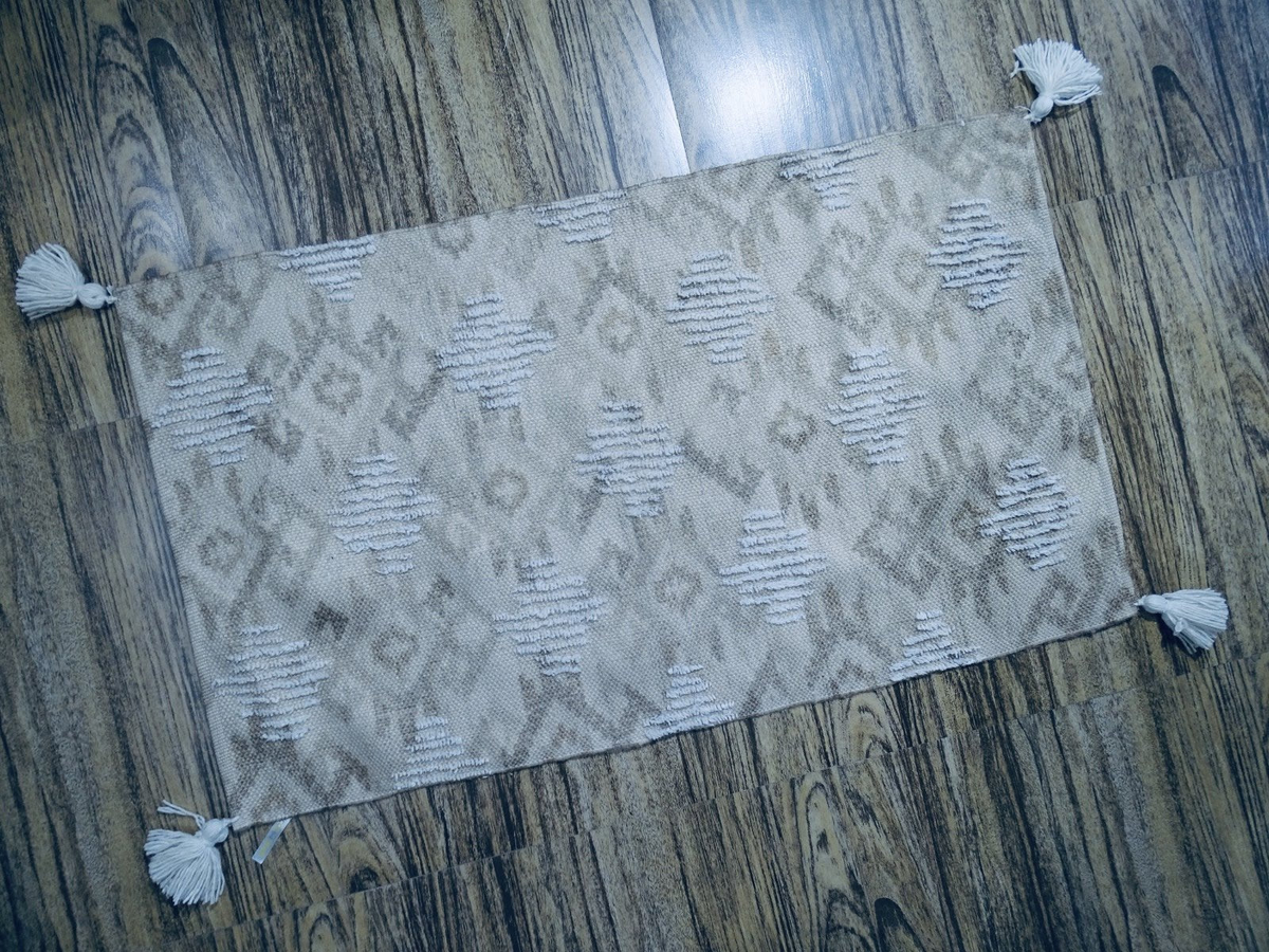 Tufted accent rug with corner tussels (25"x45")