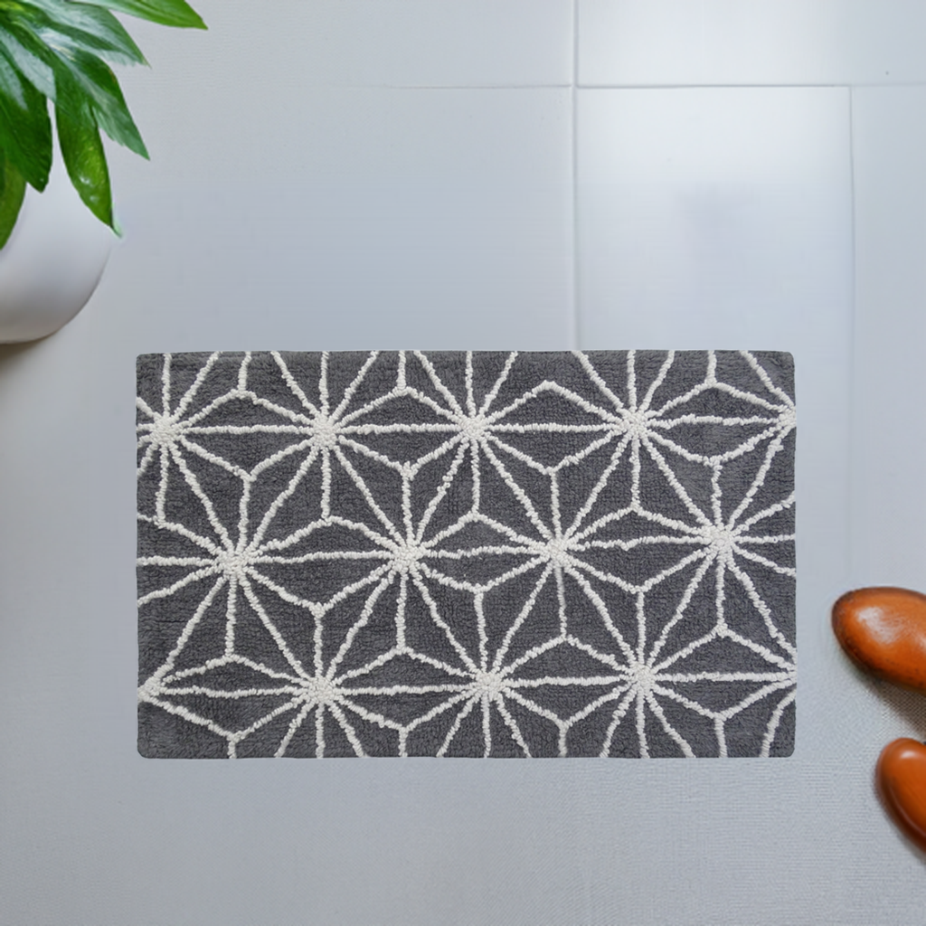 CHICOS HOME Bath Rug Geometric Pattern in Grey & Ivory