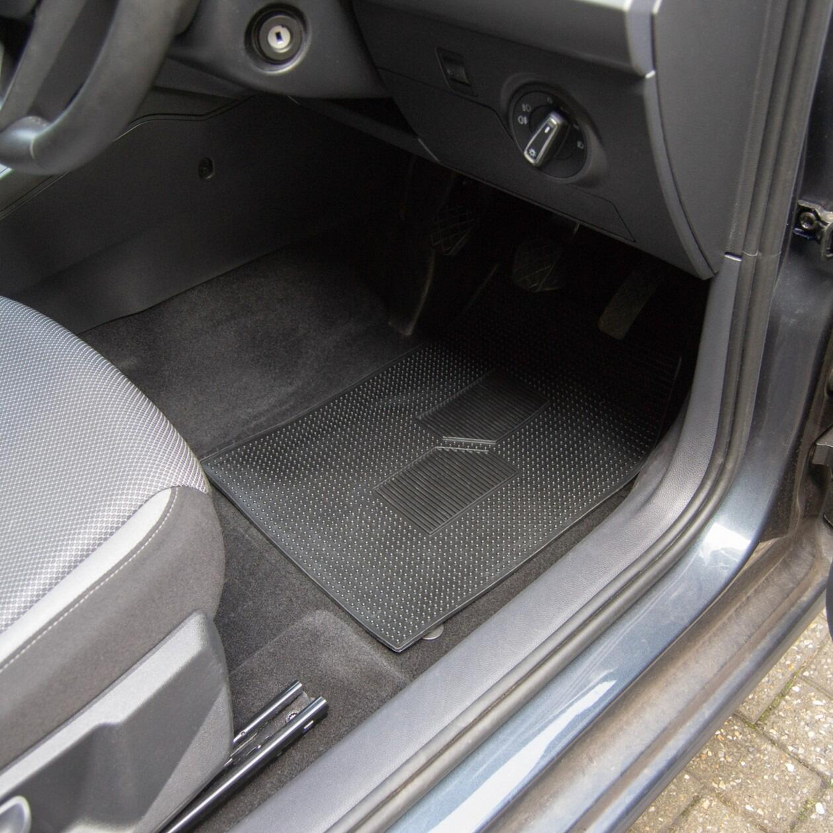 Universal Single Rectangular Rubber Car Mat - Anti-Slip & Weather-Resistant