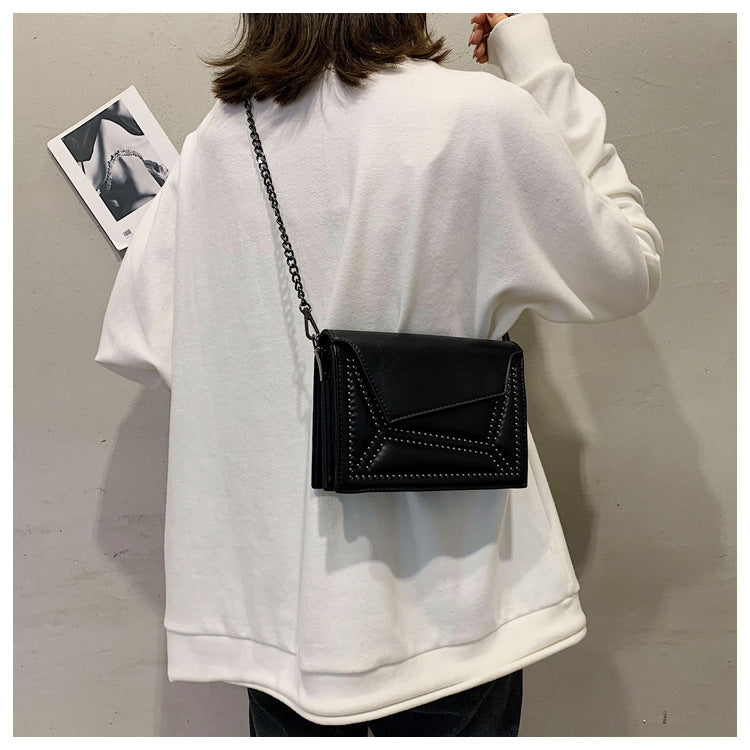 Cross-body rivet bag for lady