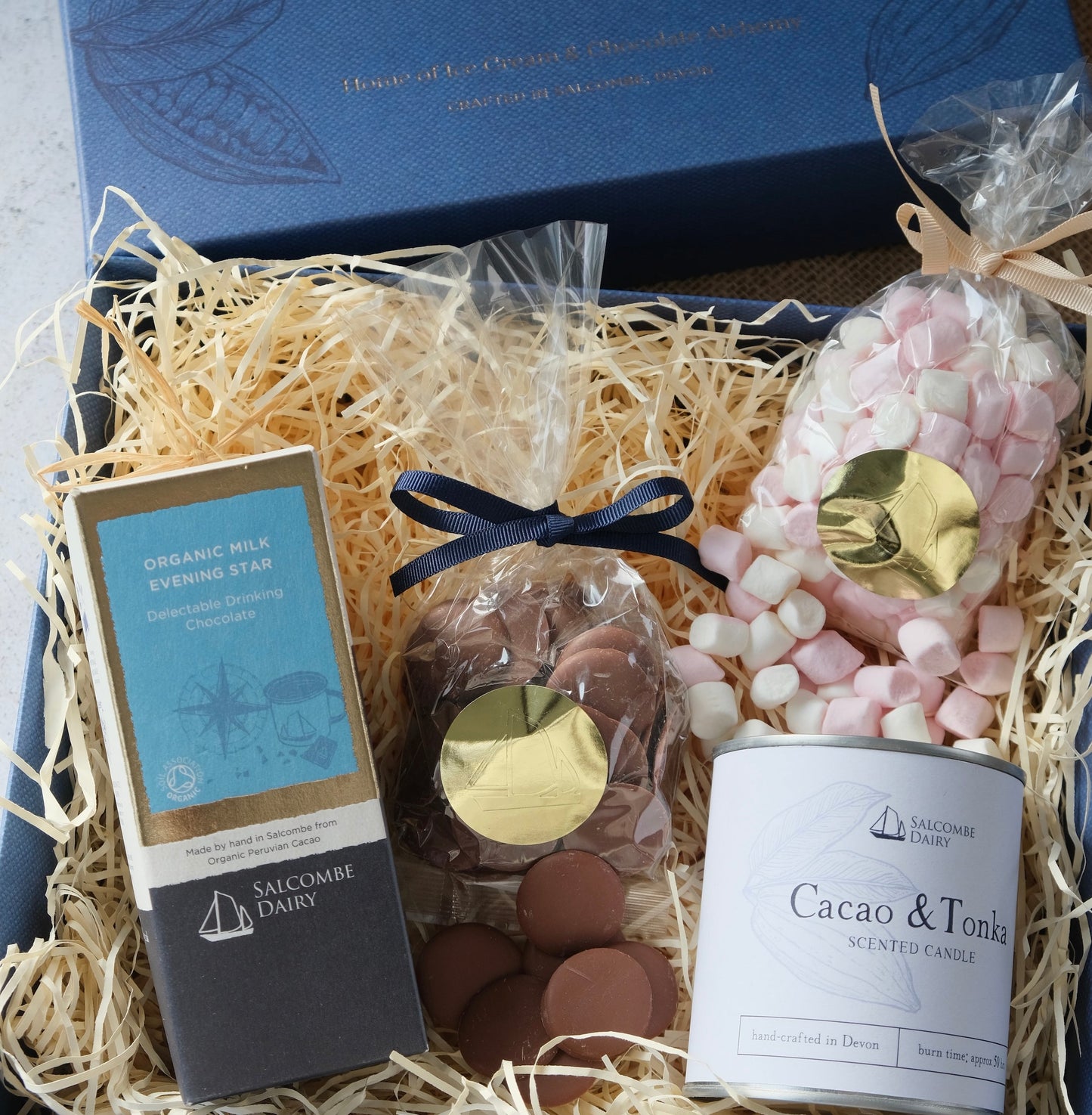 Hygge Kerze & Schokoladen-Geschenkkorb | Salcombe Dairy Geschenkset