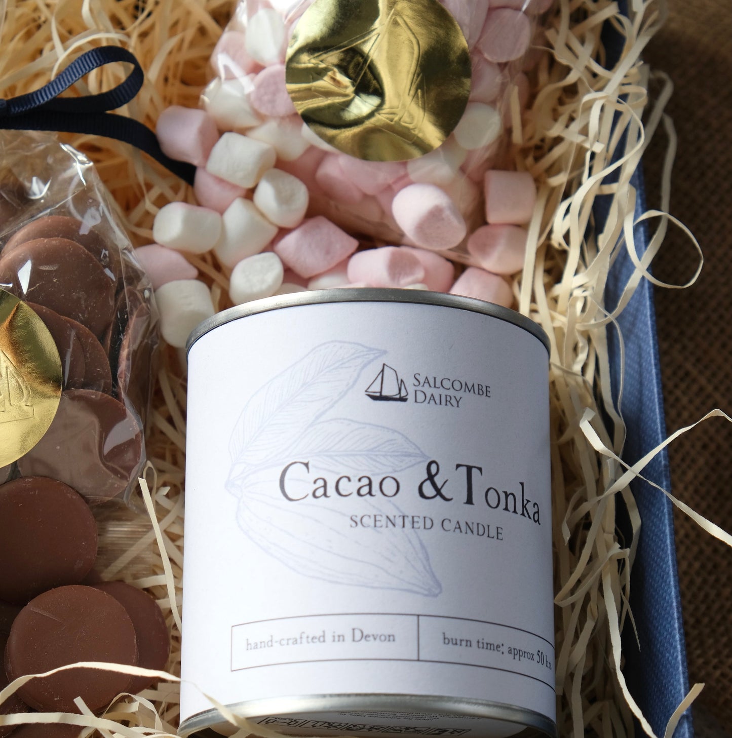 Hygge Kerze & Schokoladen-Geschenkkorb | Salcombe Dairy Geschenkset