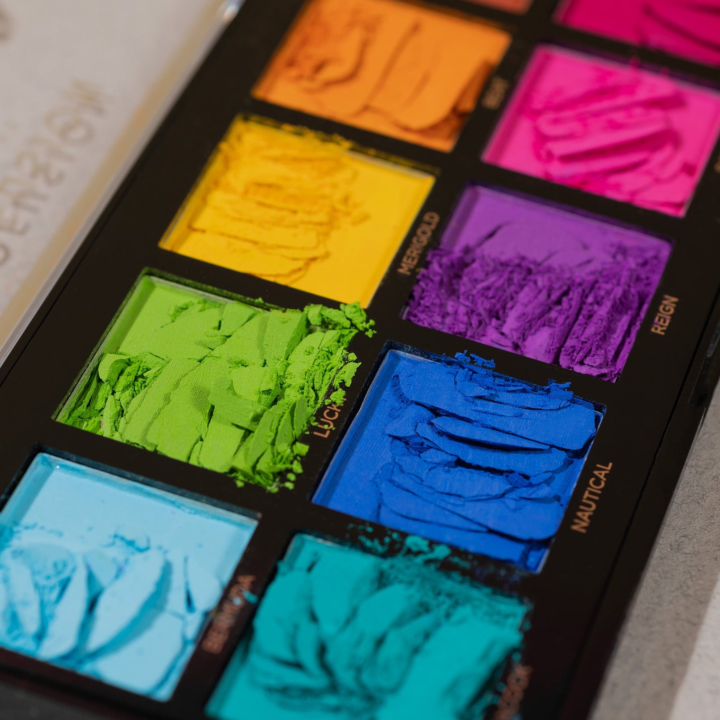 SPECTRUM | LIDSCHATTENPALETTE MIT 10 FARBEN