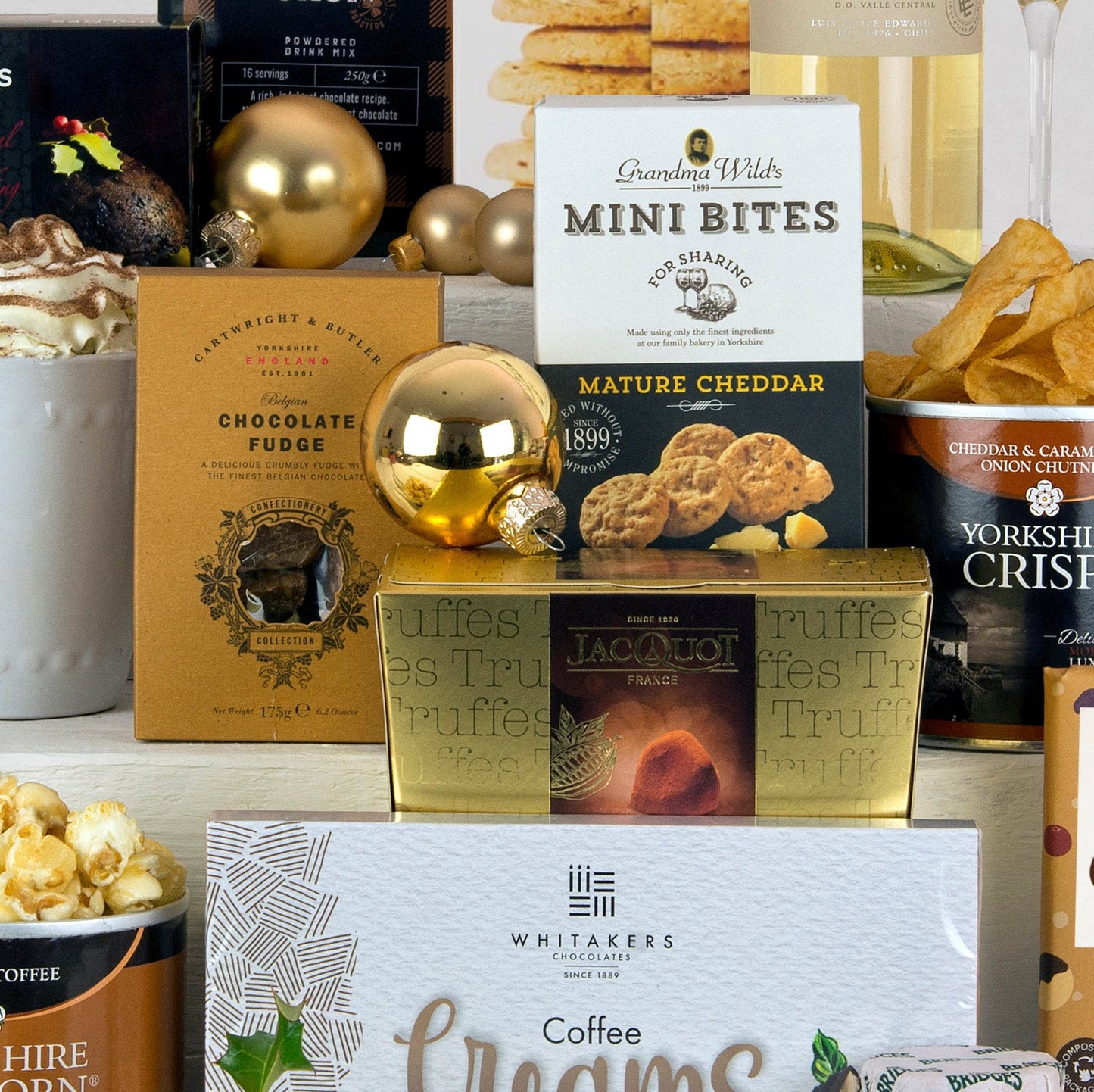 Cesta de Navidad de Lujo | Caja de Regalo Festiva Dulce y Salada con Vino y Pudín de Ciruela