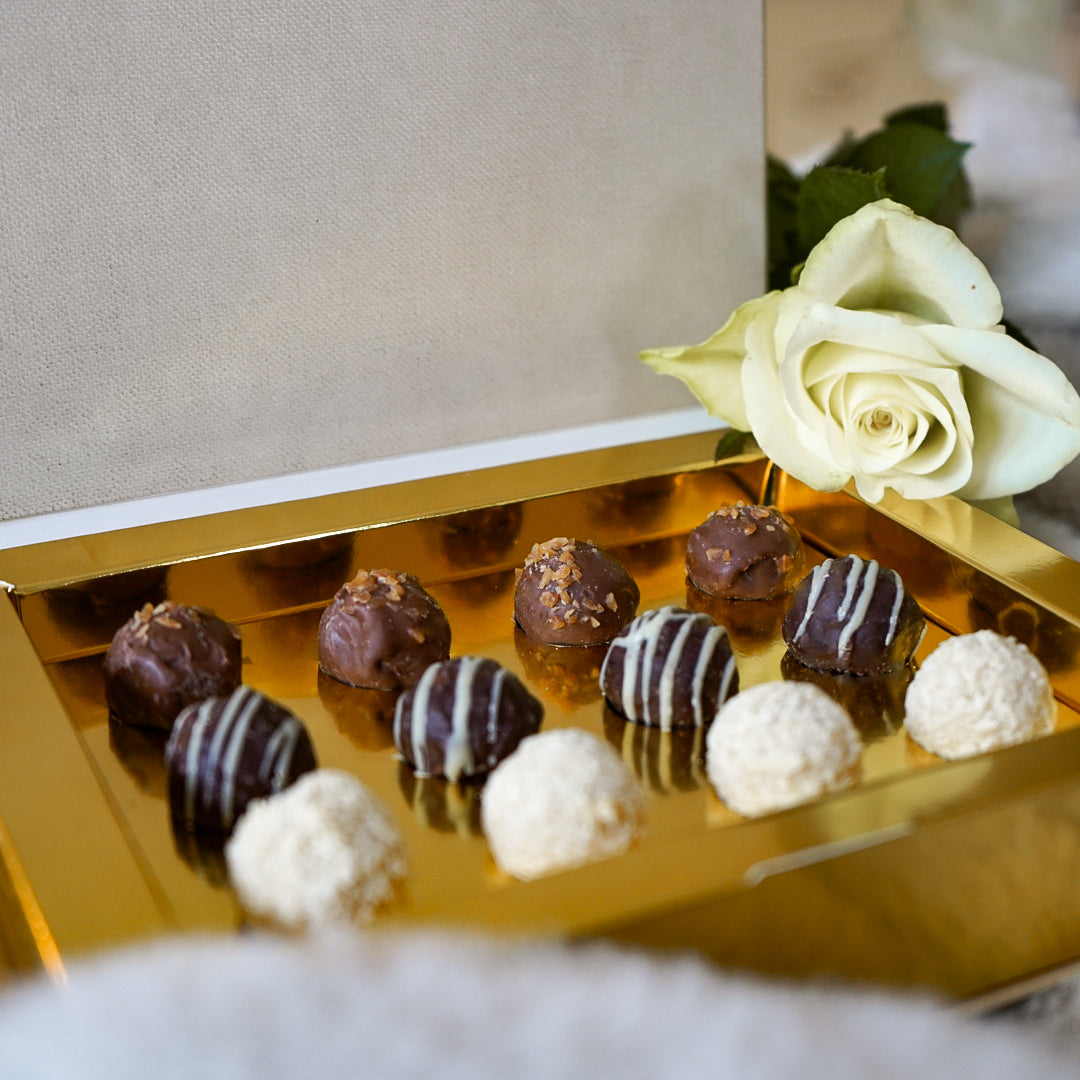 Mellow Trio of Truffles in Blush Book Box – handgemachte Karamell-Schokoladen-Trüffel von Salcombe Dairy