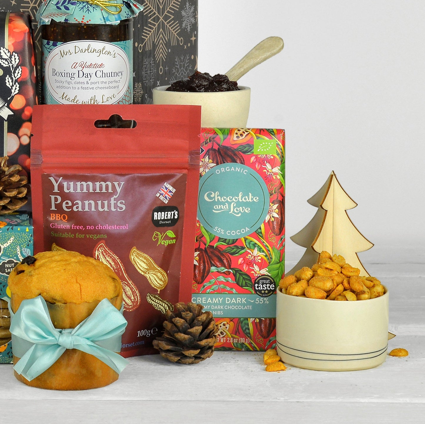 Nachhaltiger Weihnachtsgeschenkekorb mit Rot- und Weißwein, Gourmet-Leckereien und Bio-Schokolade