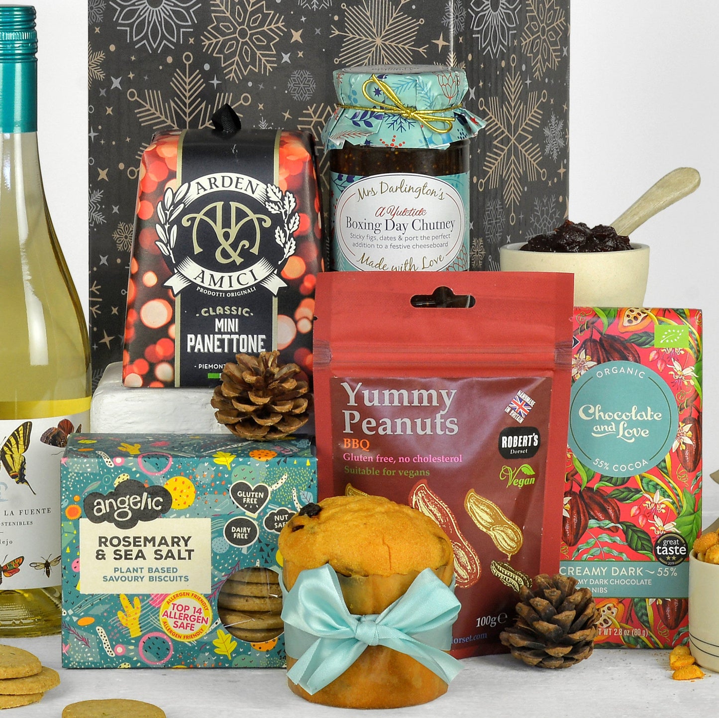 Nachhaltiger Weihnachtsgeschenkekorb mit Rot- und Weißwein, Gourmet-Leckereien und Bio-Schokolade
