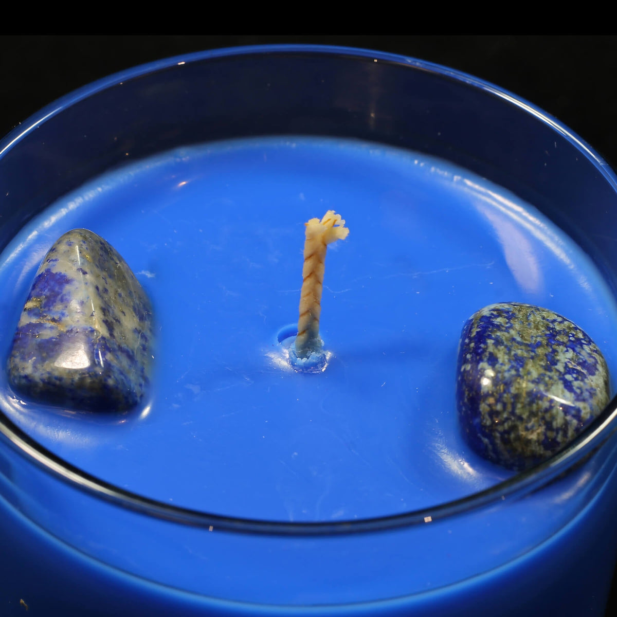 Chakra des dritten Auges – beduftete Kerze mit Edelsteinen