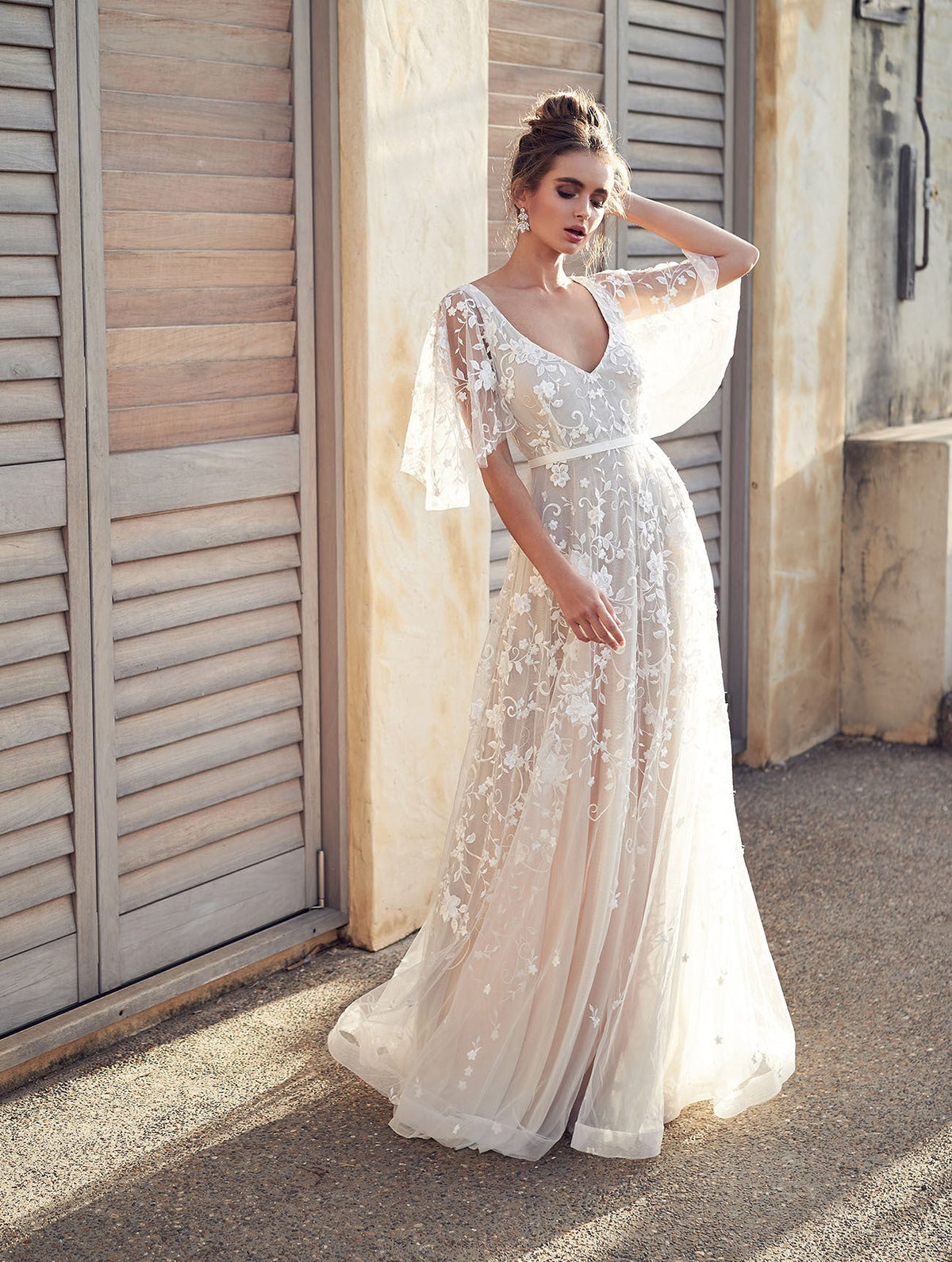 New White Lace V-Neck Backless Dress