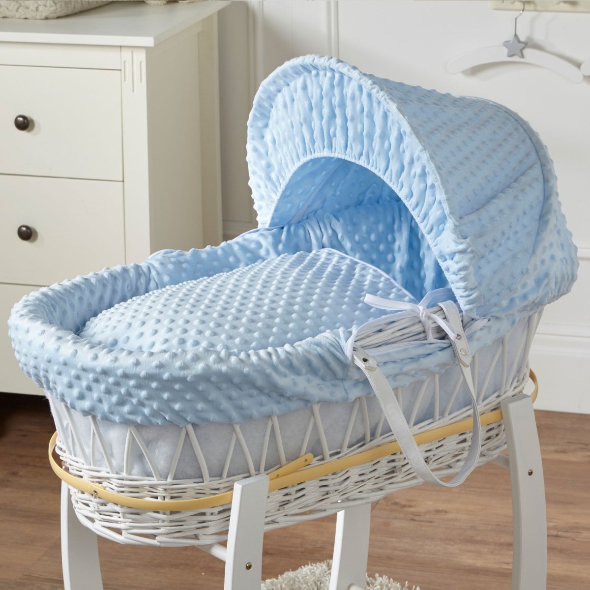 Baby Moses Korb mit Ständer – weißes Weidengeflecht, blaues Tupfenmuster