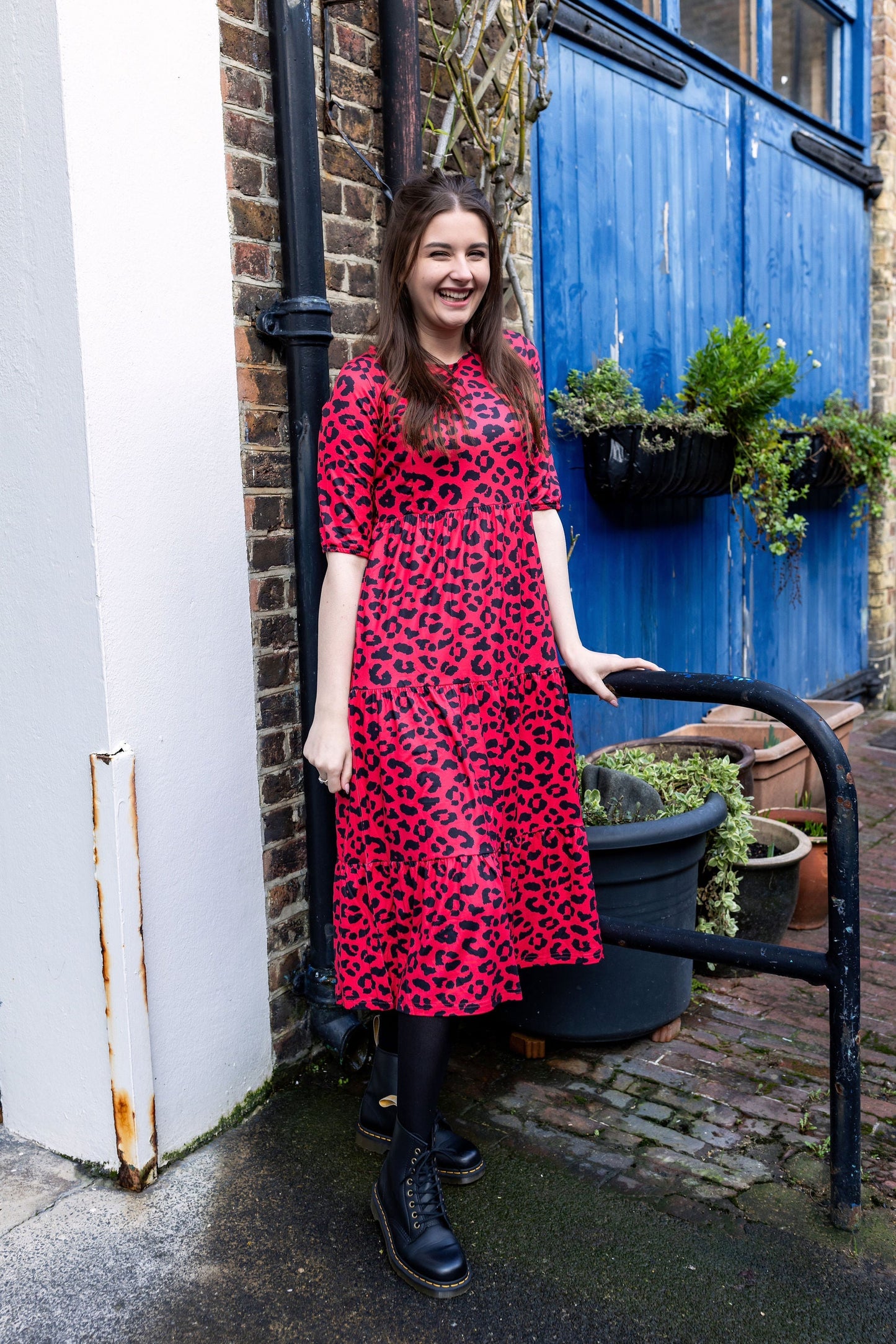Vestido de lactancia midi con estampado de leopardo rojo – Acceso discreto con cremallera