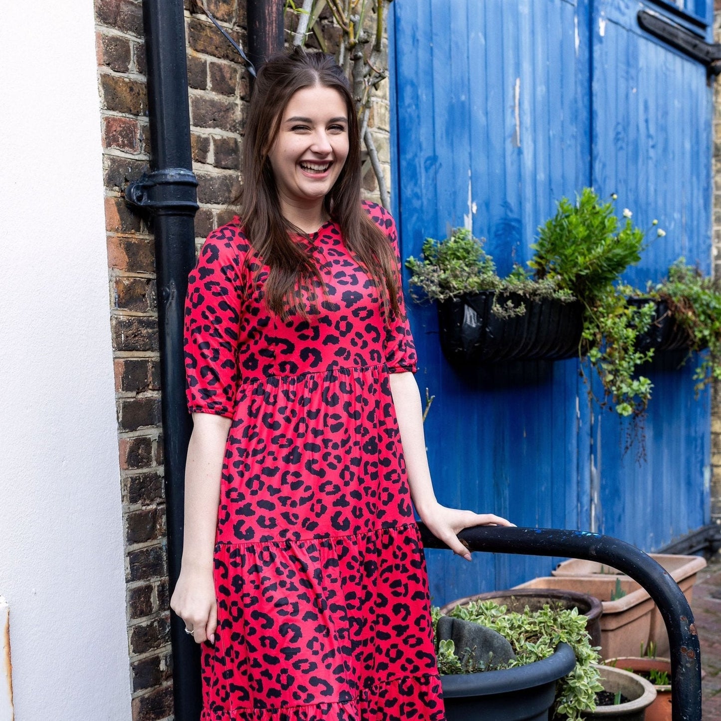 Vestido de lactancia midi con estampado de leopardo rojo – Acceso discreto con cremallera