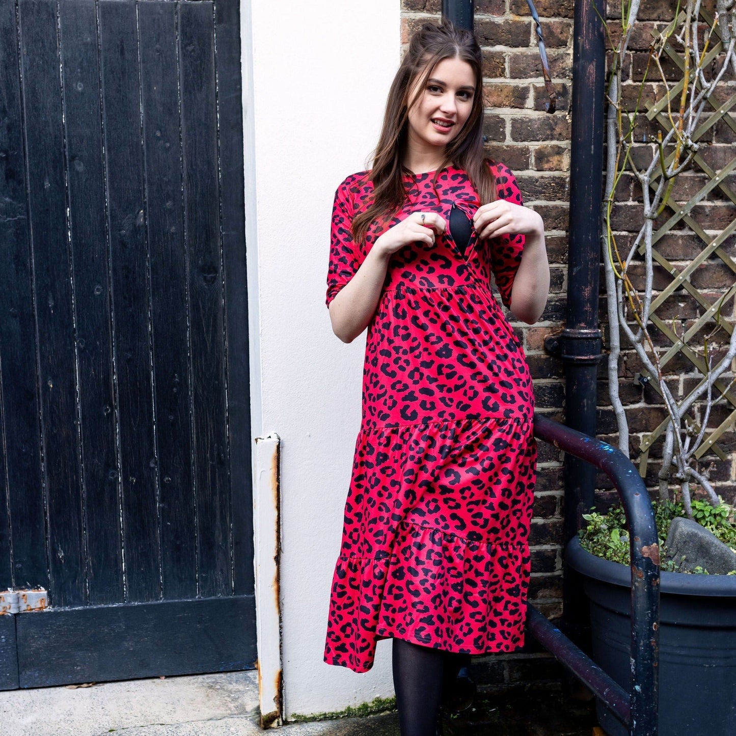 Vestido de lactancia midi con estampado de leopardo rojo – Acceso discreto con cremallera