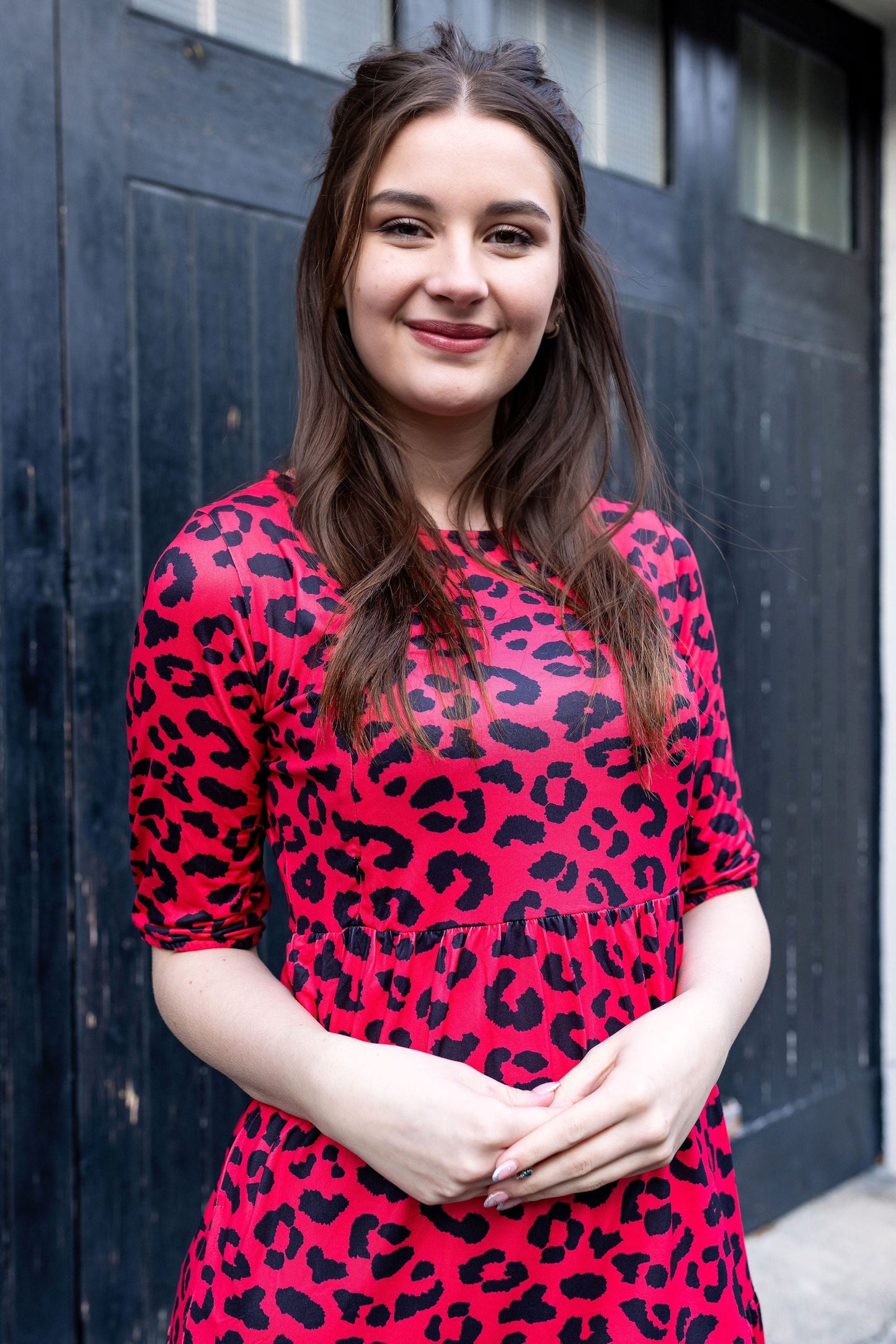 Vestido de lactancia midi con estampado de leopardo rojo – Acceso discreto con cremallera