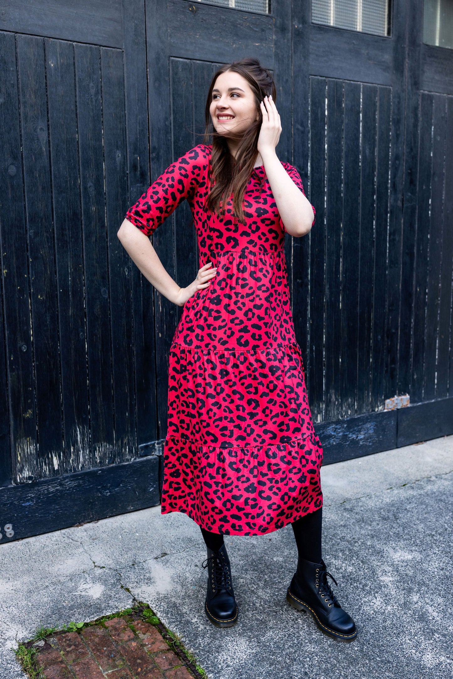 Vestido de lactancia midi con estampado de leopardo rojo – Acceso discreto con cremallera