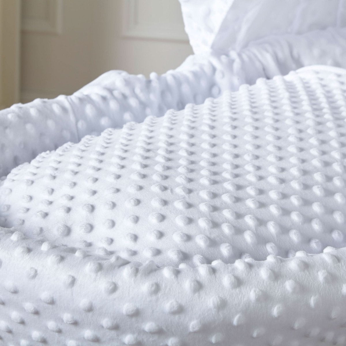 Cesta de Moisés de mimbre gris con hoyuelos blancos para bebé con soporte