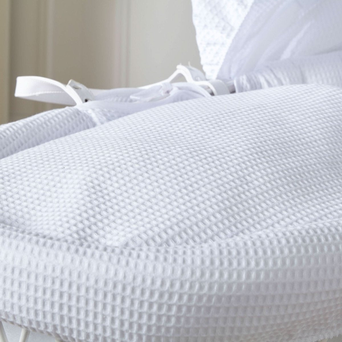 Moises de Mimbre Blanco con Soporte | Ropa de Cama de Piqué Blanca | Capazo de Bebé Tejido a Mano
