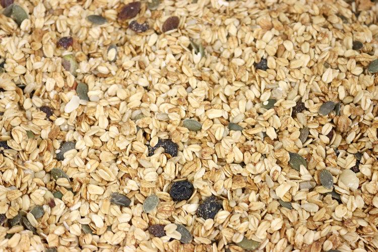 Deluxe Müsli - Eine Mischung aus Flocken mit Trockenfrüchten, Nüssen und Saaten